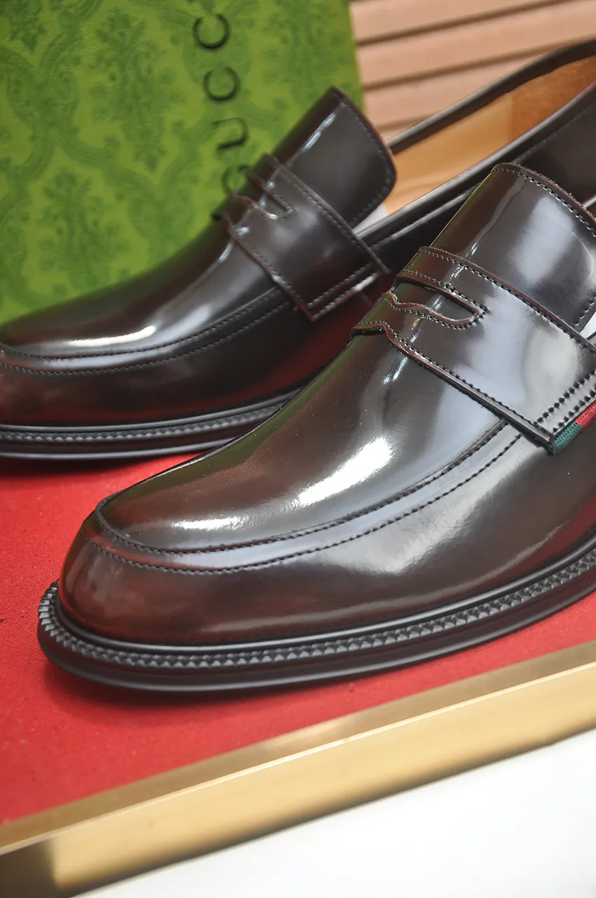 Men's shoes💰500💶Italy's top luxury men's shoe giant (GUCCI) (Gucci) (full cowhide lining) new arrival🍃Original European style🔰 Pleasant to the eye😍In order to make the shoes more durable and non-deformable🌀The production continues to follow traditional methods but there is still no lack of innovation💪Choose original sheepskin for the leather♻️ Smooth and natural And extra bright ⭐Made of imported cowhide, the first choice of rich people 38-45 (45 customized)